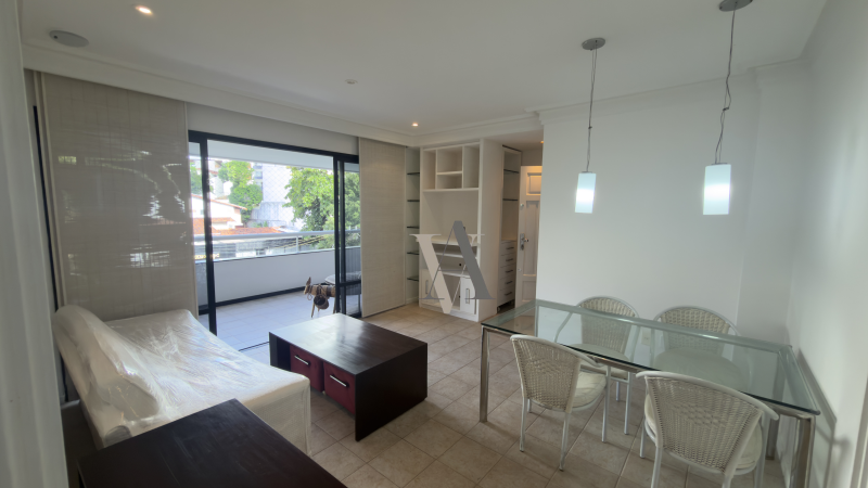 Apartamento à venda de 2/4 com varanda ampla