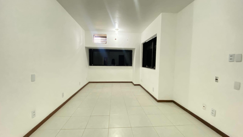 Sala Comercial com 35m² na Av. Tancredo Neves