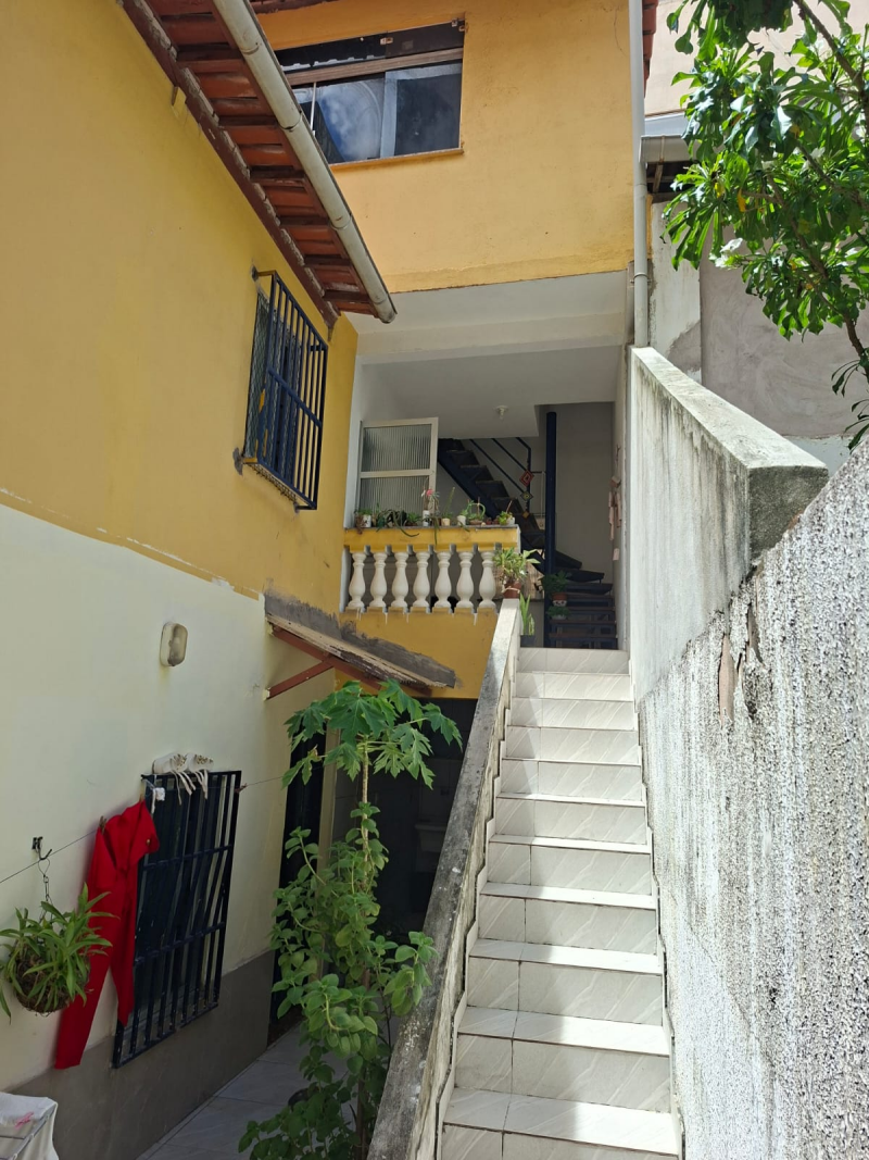 Vendo uma casa completa de 3 andares no Rio Vermelho