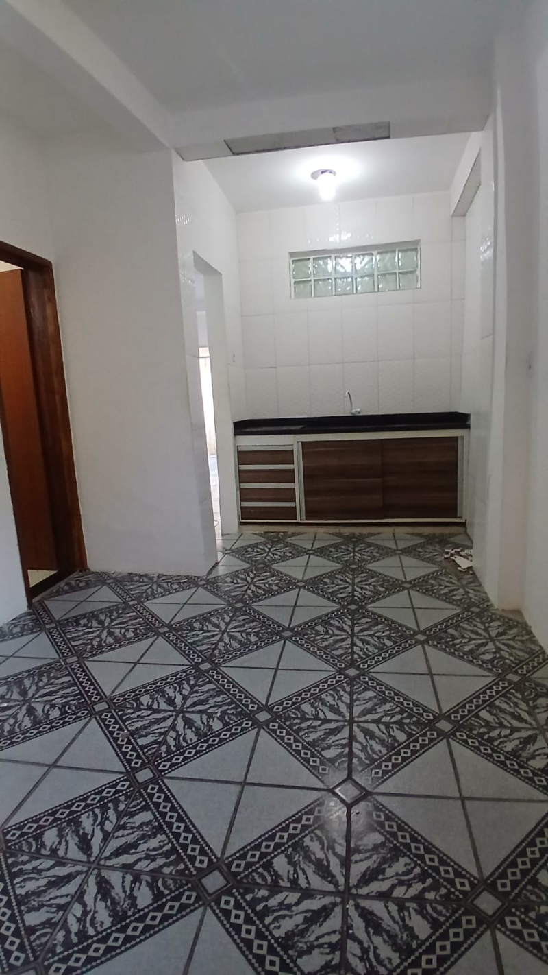 Alugo casa com 2/4 em Matatu