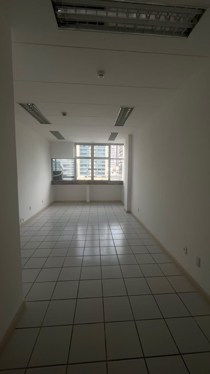 Alugo sala comercial de 24m² no Max Center