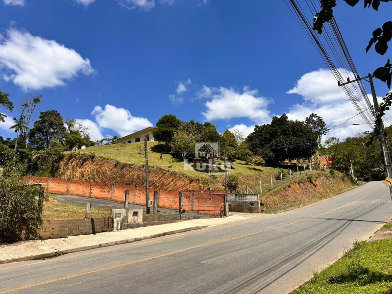 CASA C/ TERRENO AMPLO À VENDA