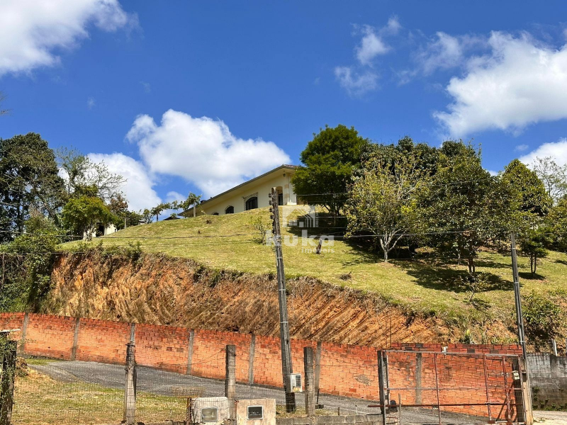 CASA C/ TERRENO AMPLO À VENDA