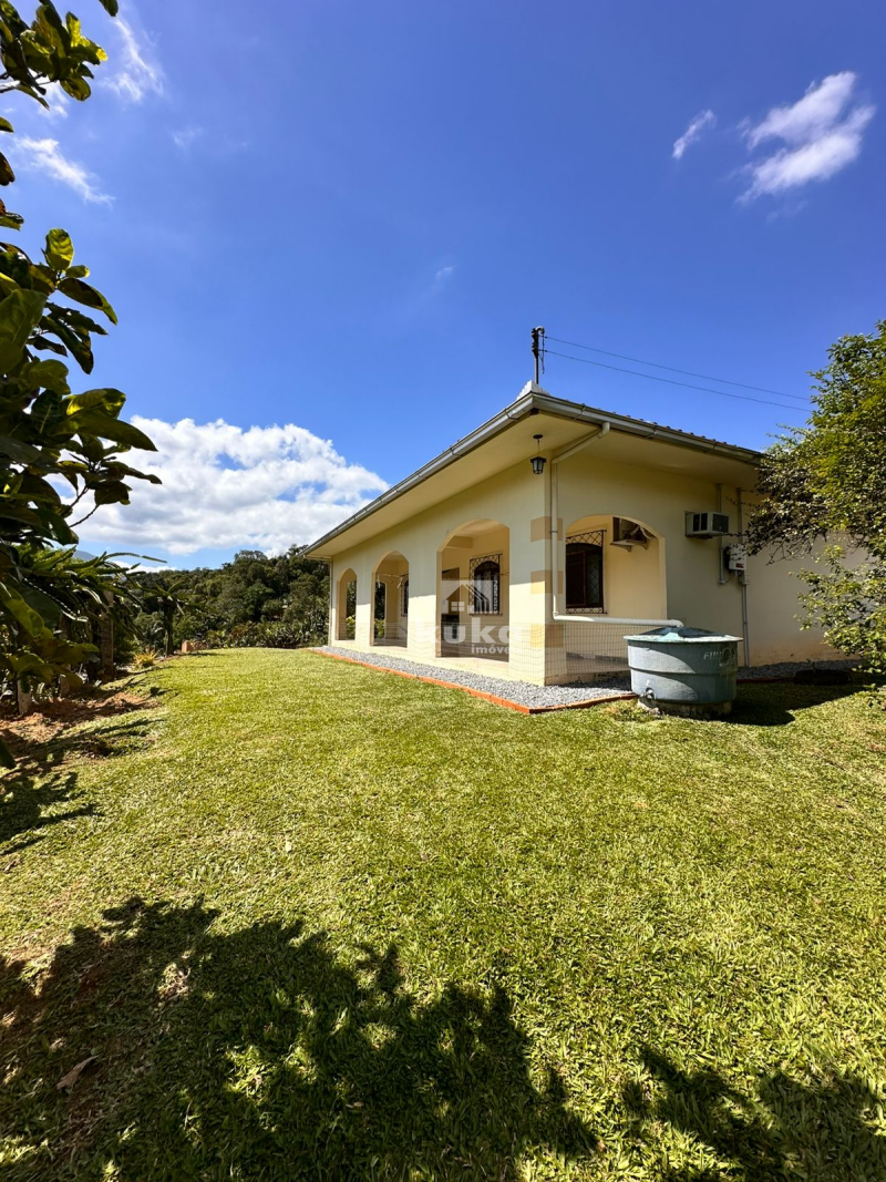 CASA C/ TERRENO AMPLO À VENDA