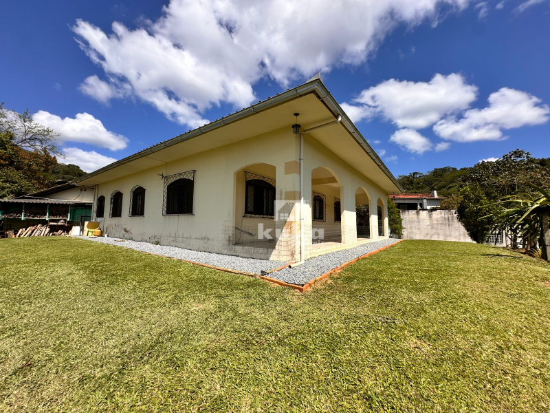 CASA C/ TERRENO AMPLO À VENDA