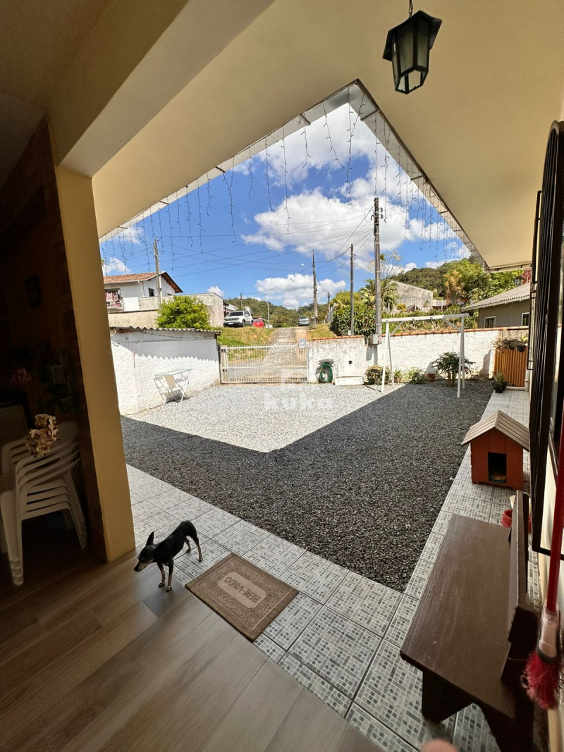 CASA C/ TERRENO AMPLO À VENDA