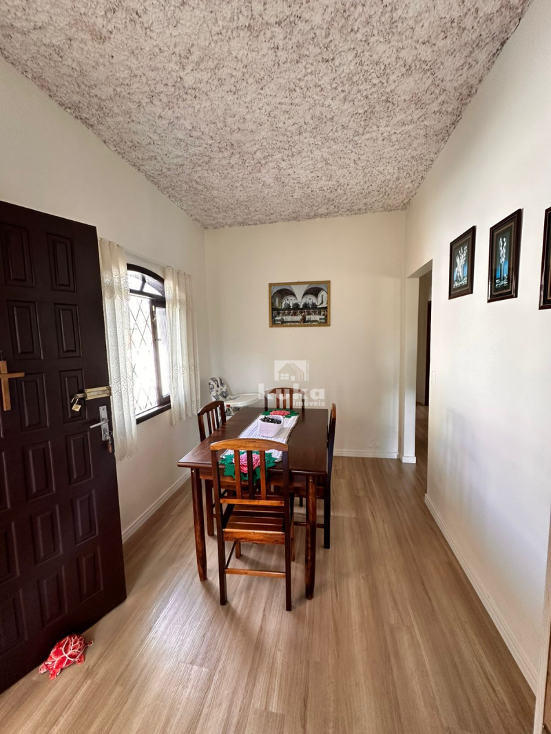 CASA C/ TERRENO AMPLO À VENDA
