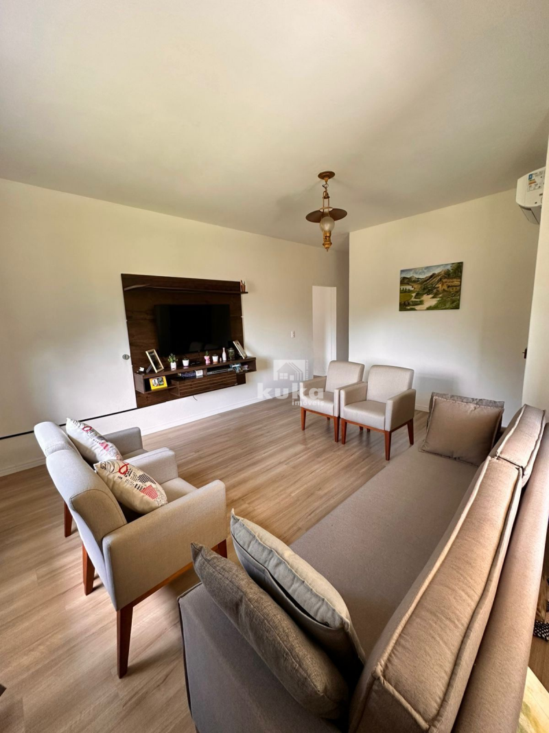 CASA C/ TERRENO AMPLO À VENDA