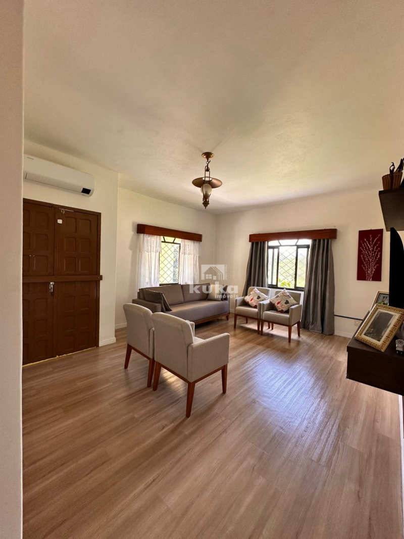 CASA C/ TERRENO AMPLO À VENDA