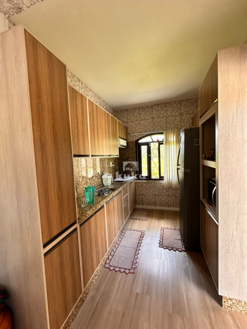 CASA C/ TERRENO AMPLO À VENDA