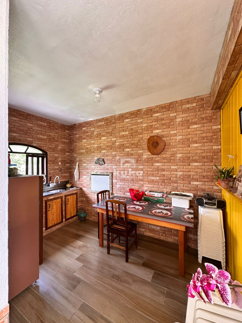CASA C/ TERRENO AMPLO À VENDA