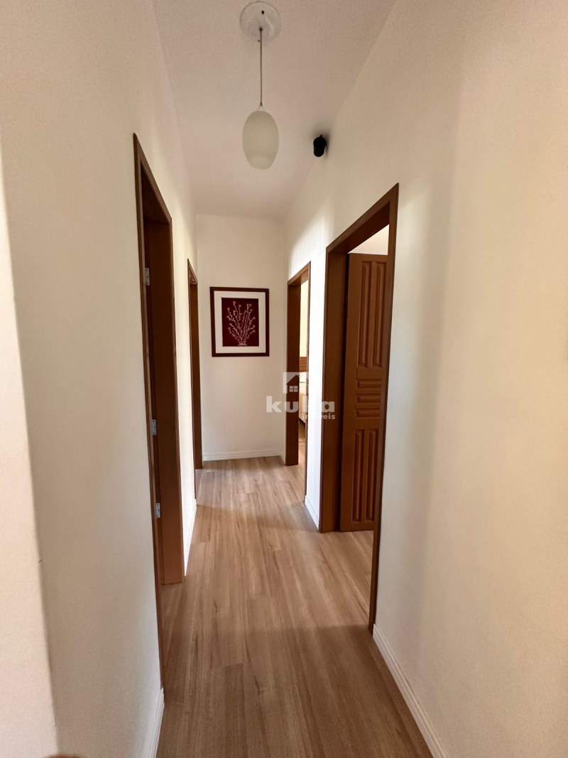 CASA C/ TERRENO AMPLO À VENDA