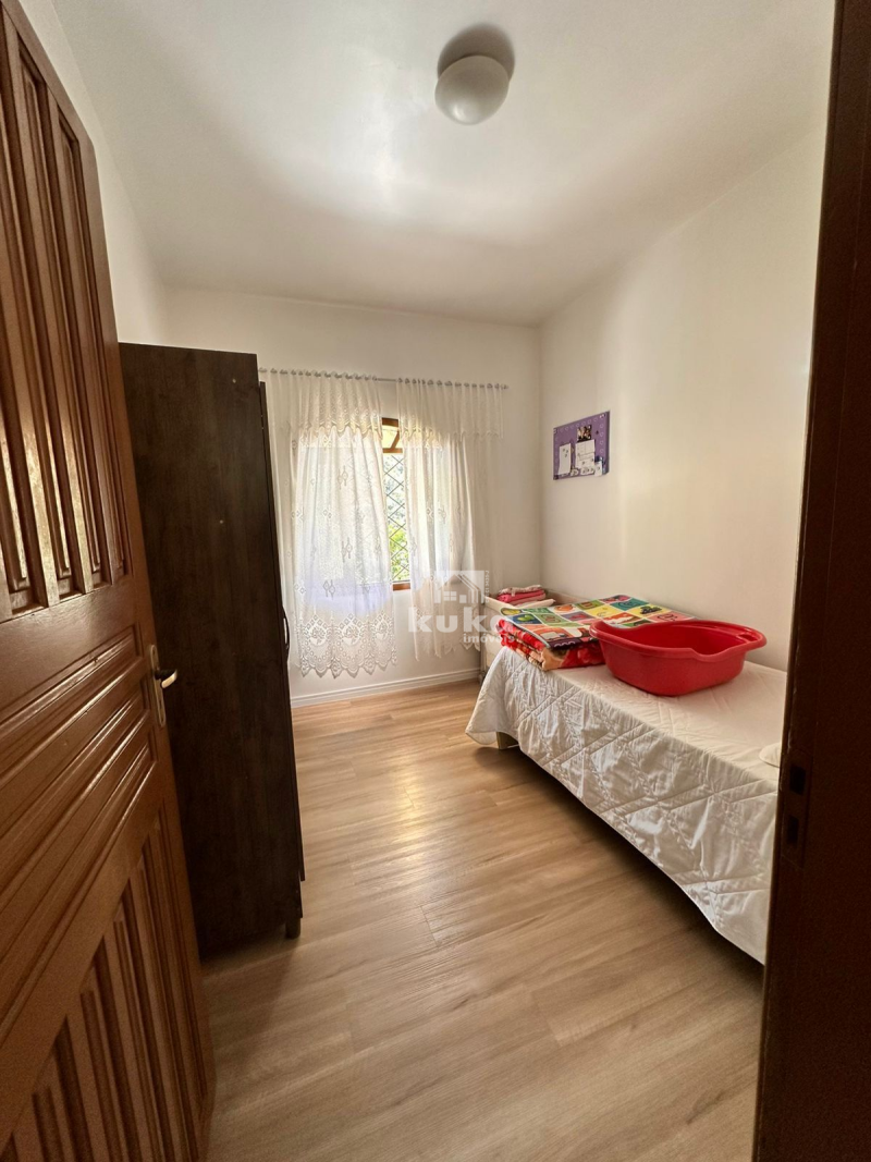 CASA C/ TERRENO AMPLO À VENDA