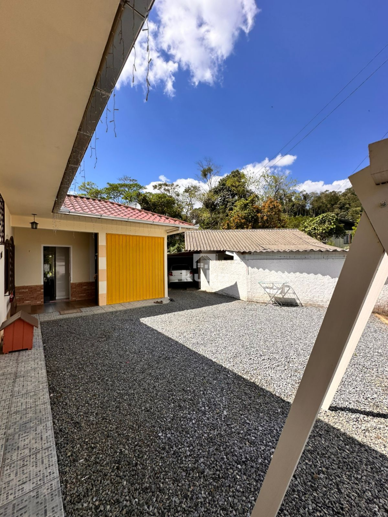 CASA C/ TERRENO AMPLO À VENDA