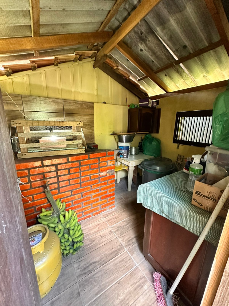 CASA C/ TERRENO AMPLO À VENDA