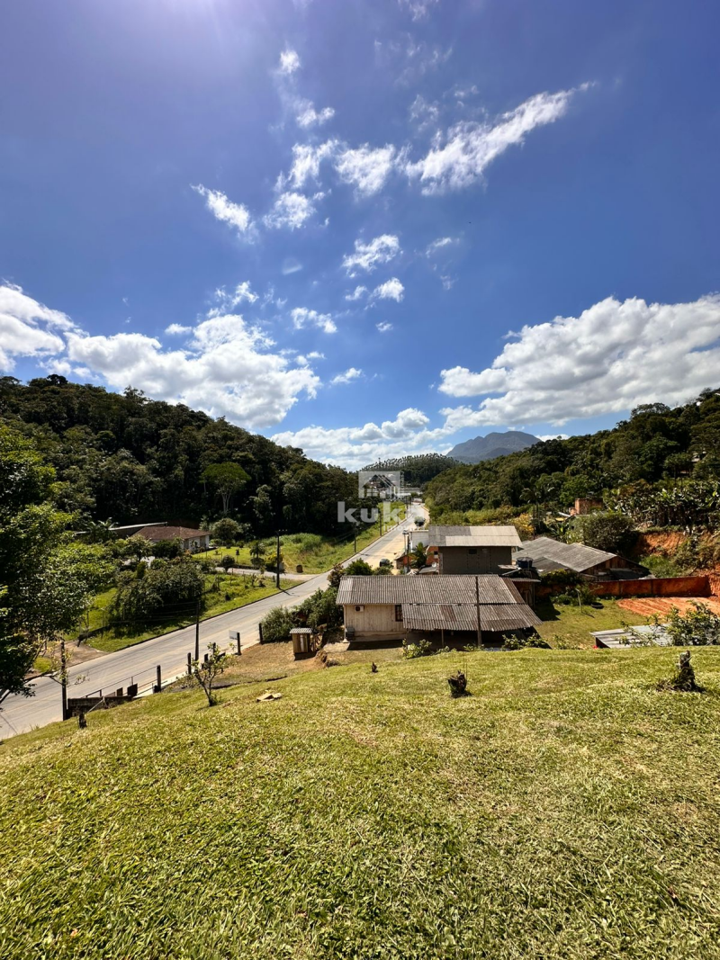 CASA C/ TERRENO AMPLO À VENDA