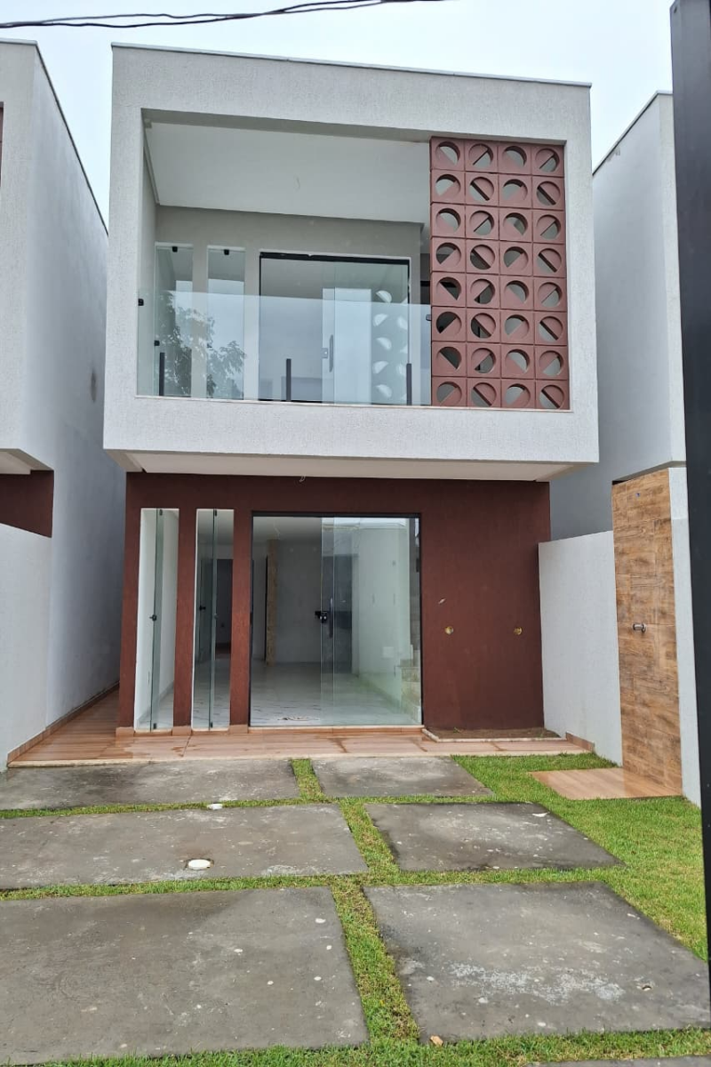 Casa duplex em Pitangueiras