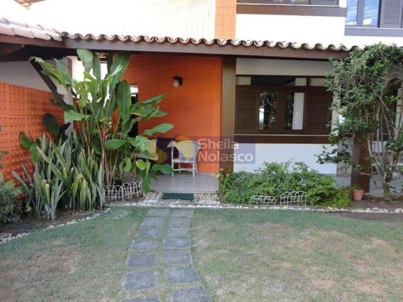 Casa em condomínio.