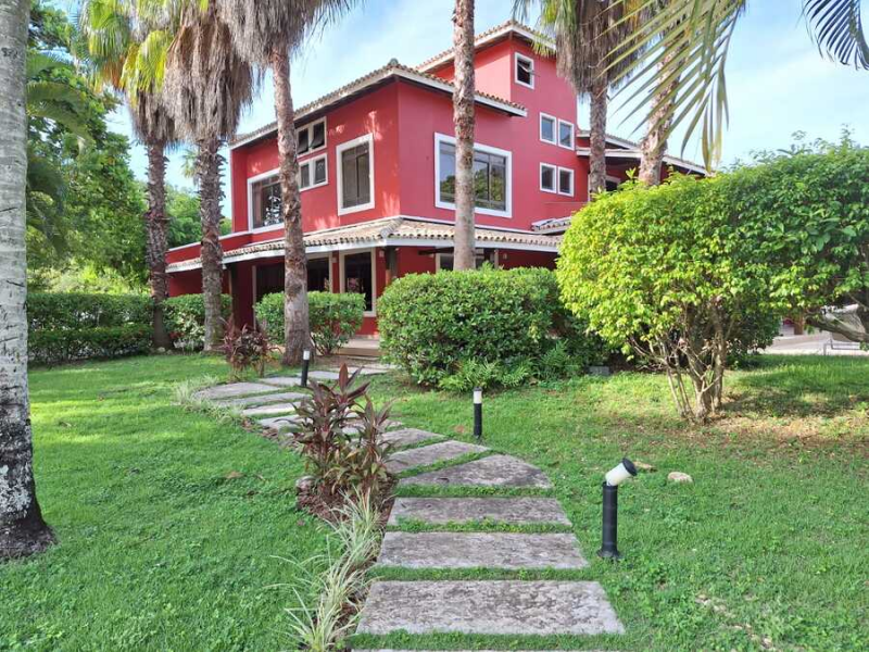 Casa de alto padrão em  Piatã 4 suítes