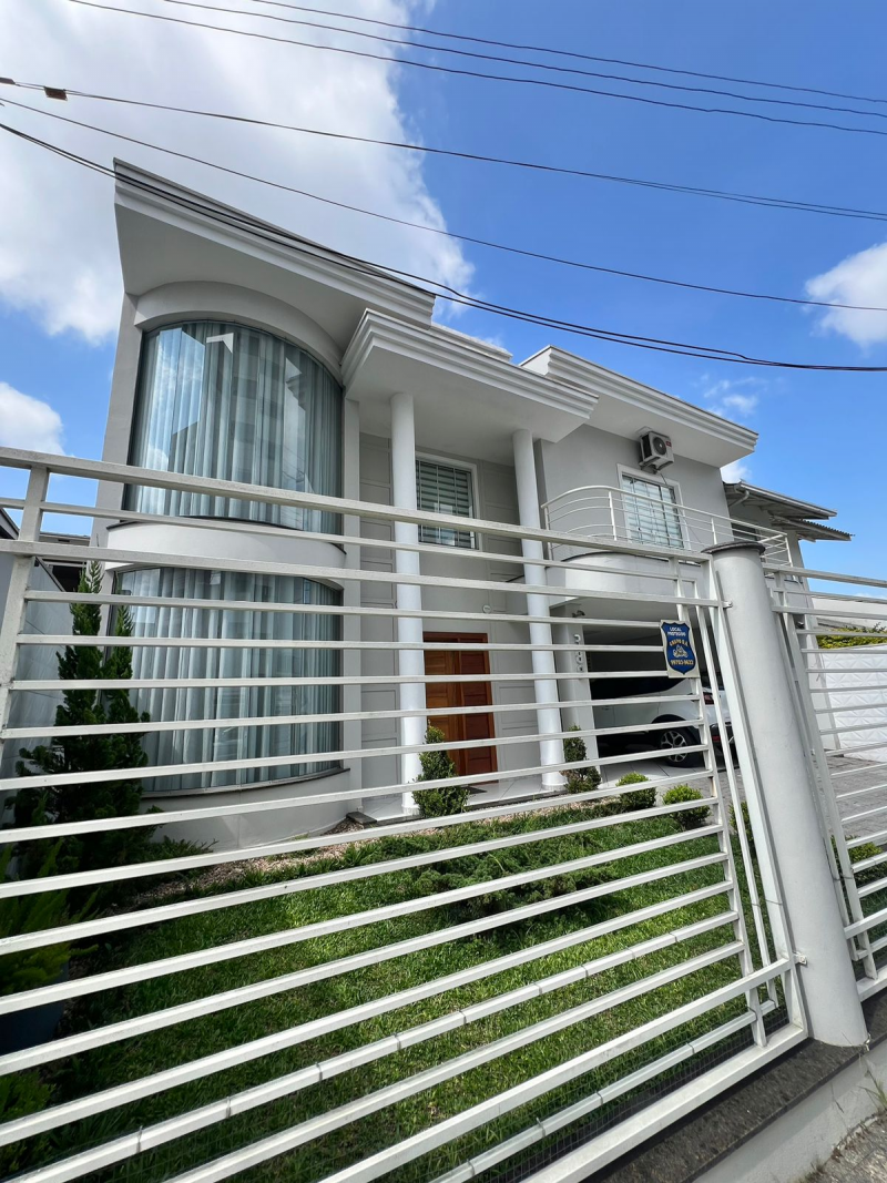 Casa ampla com piscina e 3 dormitórios - foto 1