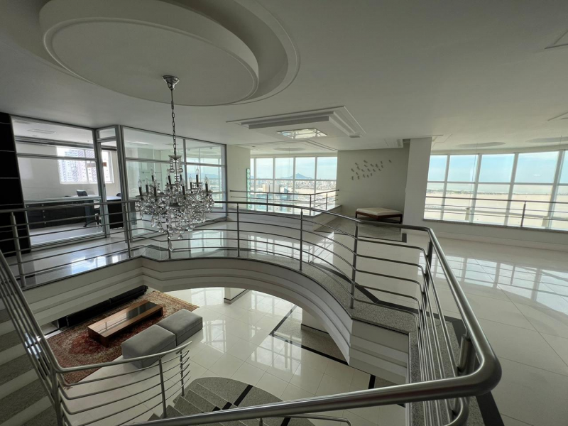 Cobertura ampla próxima ao centro - foto 1