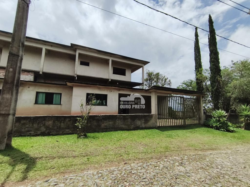 Casa em acabamento na Paragem do Tripui