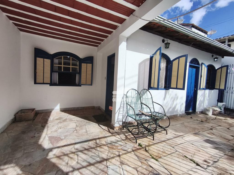 Casa com 4 quartos e garagem