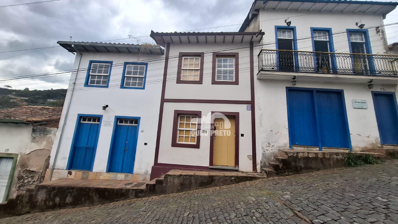 Casa com garagem e quintal