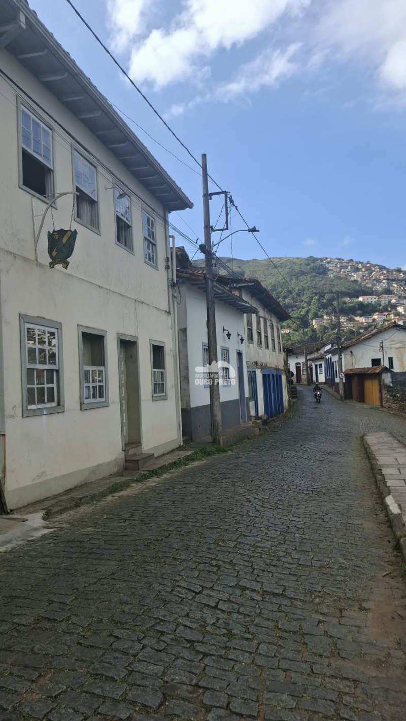 Casarão com 3 moradias independentes