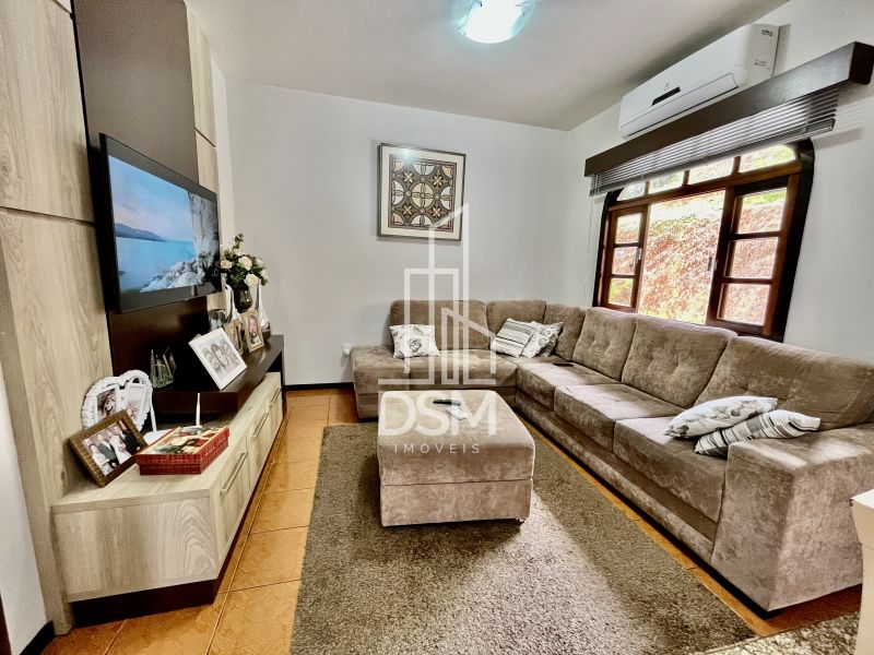 Casa de Alto Padrão, com 3 quartos (1 suíte +  2 dormitórios),  terreno com 3.200m² a venda bairro Águas Claras.