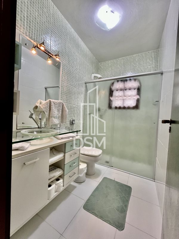 Casa de Alto Padrão, com 3 quartos (1 suíte +  2 dormitórios),  terreno com 3.200m² a venda bairro Águas Claras.