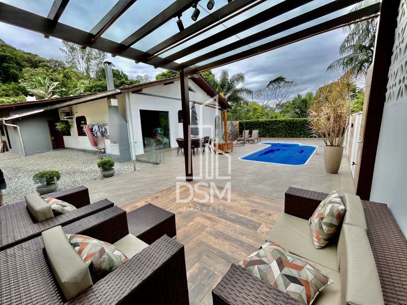 Casa de Alto Padrão, com 3 quartos (1 suíte +  2 dormitórios),  terreno com 3.200m² a venda bairro Águas Claras.