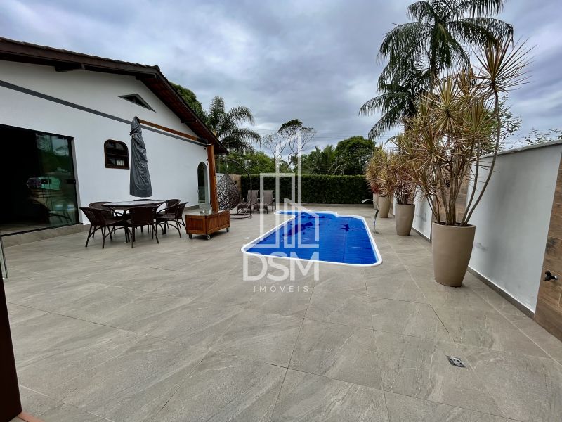 Casa de Alto Padrão, com 3 quartos (1 suíte +  2 dormitórios),  terreno com 3.200m² a venda bairro Águas Claras.