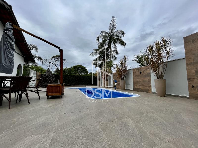 Casa de Alto Padrão, com 3 quartos (1 suíte +  2 dormitórios),  terreno com 3.200m² a venda bairro Águas Claras.