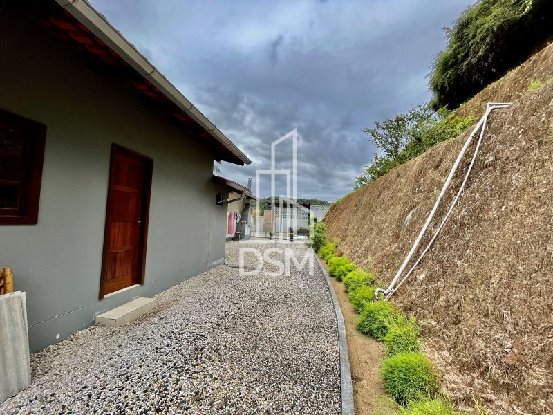 Casa de Alto Padrão, com 3 quartos (1 suíte +  2 dormitórios),  terreno com 3.200m² a venda bairro Águas Claras.