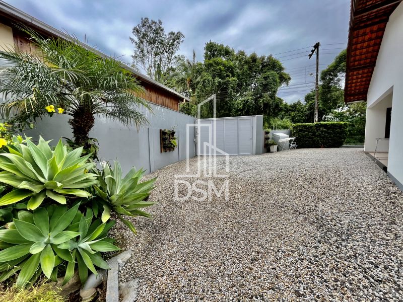 Casa de Alto Padrão, com 3 quartos (1 suíte +  2 dormitórios),  terreno com 3.200m² a venda bairro Águas Claras.