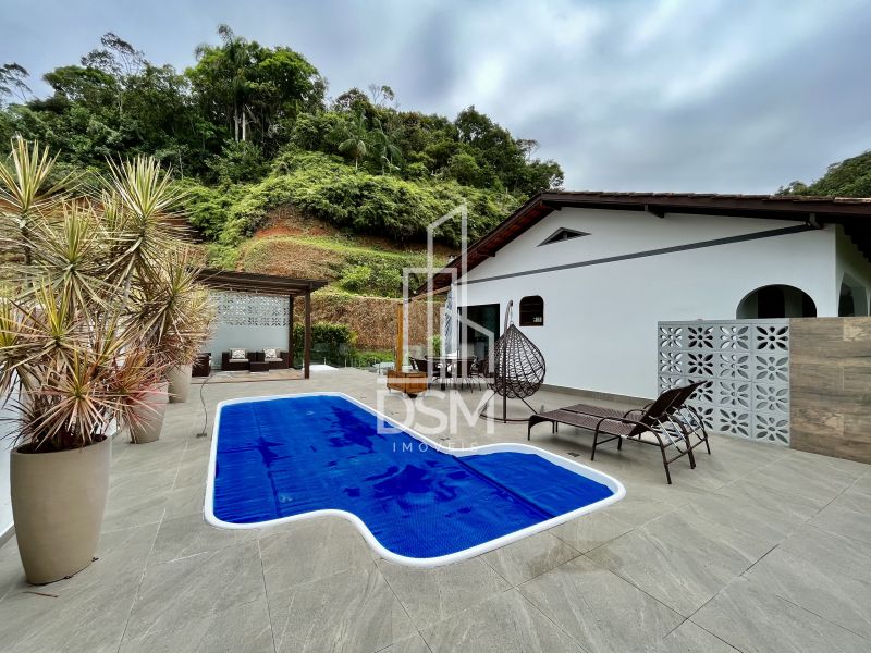 Casa de Alto Padrão, com 3 quartos (1 suíte +  2 dormitórios),  terreno com 3.200m² a venda bairro Águas Claras.