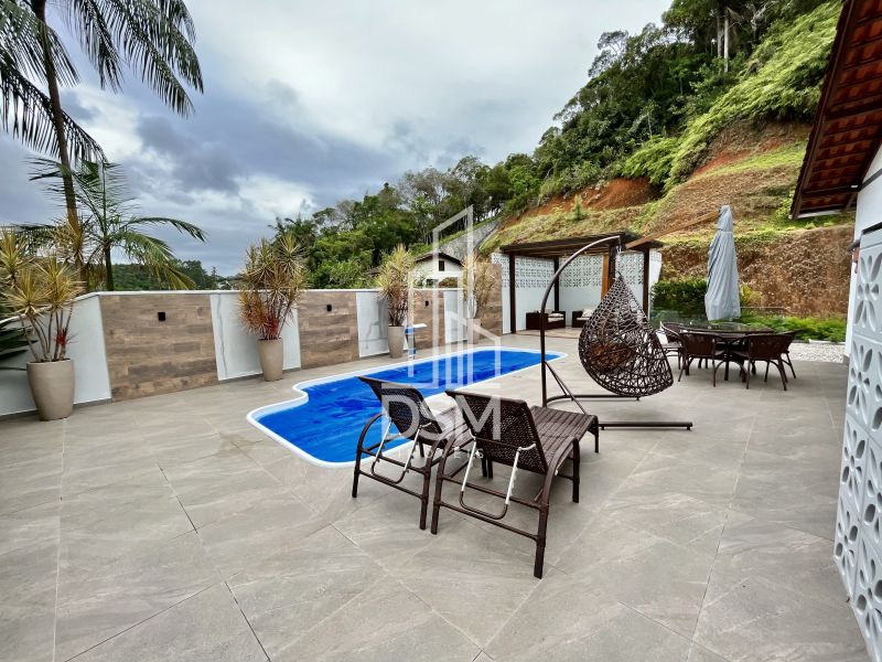 Casa de Alto Padrão, com 3 quartos (1 suíte +  2 dormitórios),  terreno com 3.200m² a venda bairro Águas Claras.