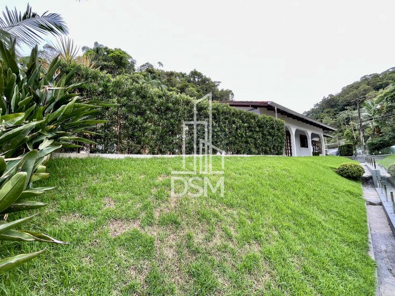 Casa de Alto Padrão, com 3 quartos (1 suíte +  2 dormitórios),  terreno com 3.200m² a venda bairro Águas Claras.