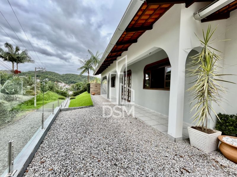 Casa de Alto Padrão, com 3 quartos (1 suíte +  2 dormitórios),  terreno com 3.200m² a venda bairro Águas Claras.