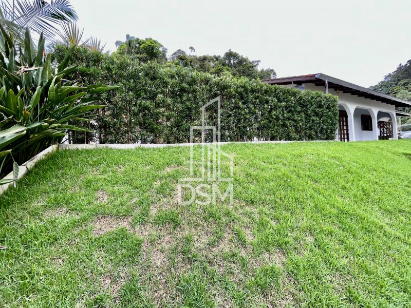 Casa de Alto Padrão, com 3 quartos (1 suíte +  2 dormitórios),  terreno com 3.200m² a venda bairro Águas Claras.