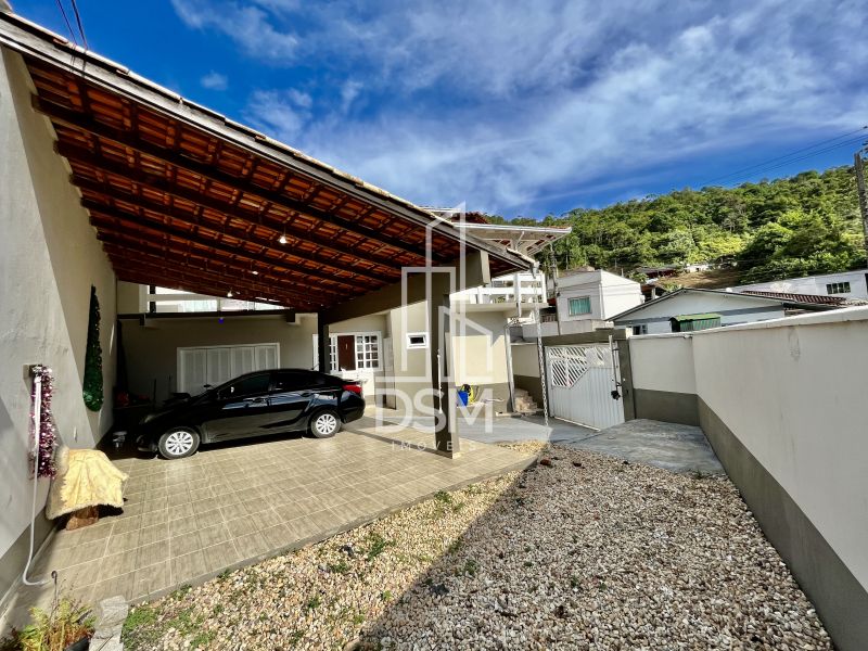 Casa 4 quartos sendo 1 suíte a venda bairro Nova Brasília.