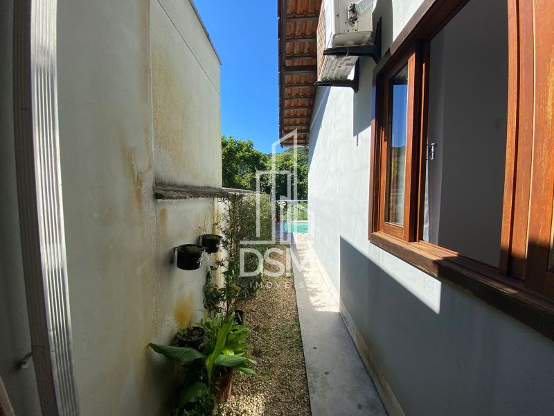 Casa semi-mobiliada 2 quartos com piscina e passagem lateral a venda bairro Dom Joaquim.