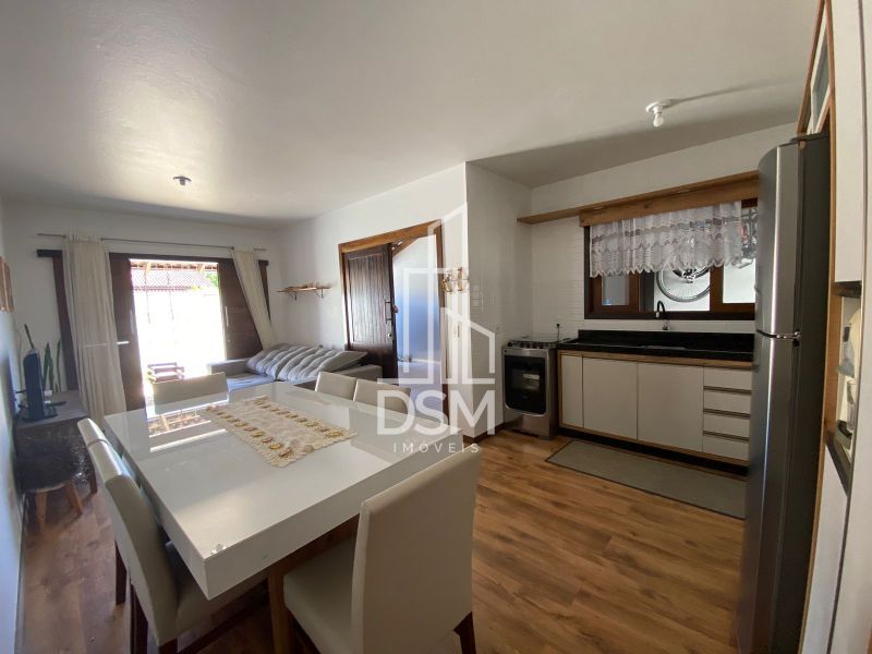 Casa semi-mobiliada 2 quartos com piscina e passagem lateral a venda bairro Dom Joaquim.