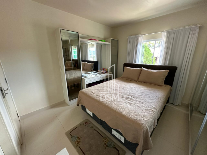 Casa baixa com 03 quartos e piscina aquecida