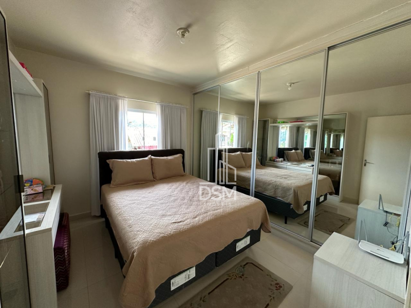 Casa baixa com 03 quartos e piscina aquecida