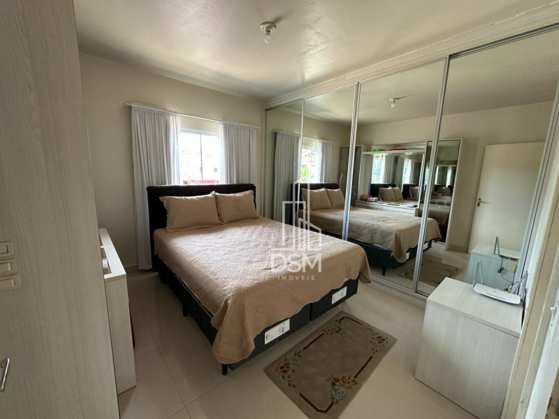 Casa baixa com 03 quartos e piscina aquecida