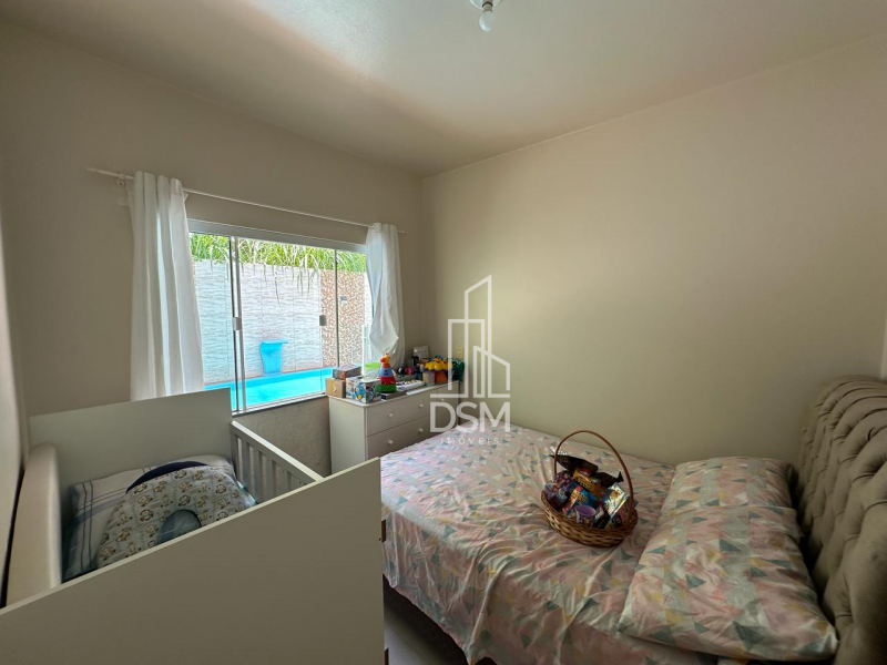 Casa baixa com 03 quartos e piscina aquecida