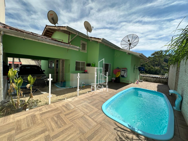 Casa baixa com 03 quartos e piscina aquecida