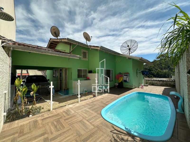 Casa baixa com 03 quartos e piscina aquecida